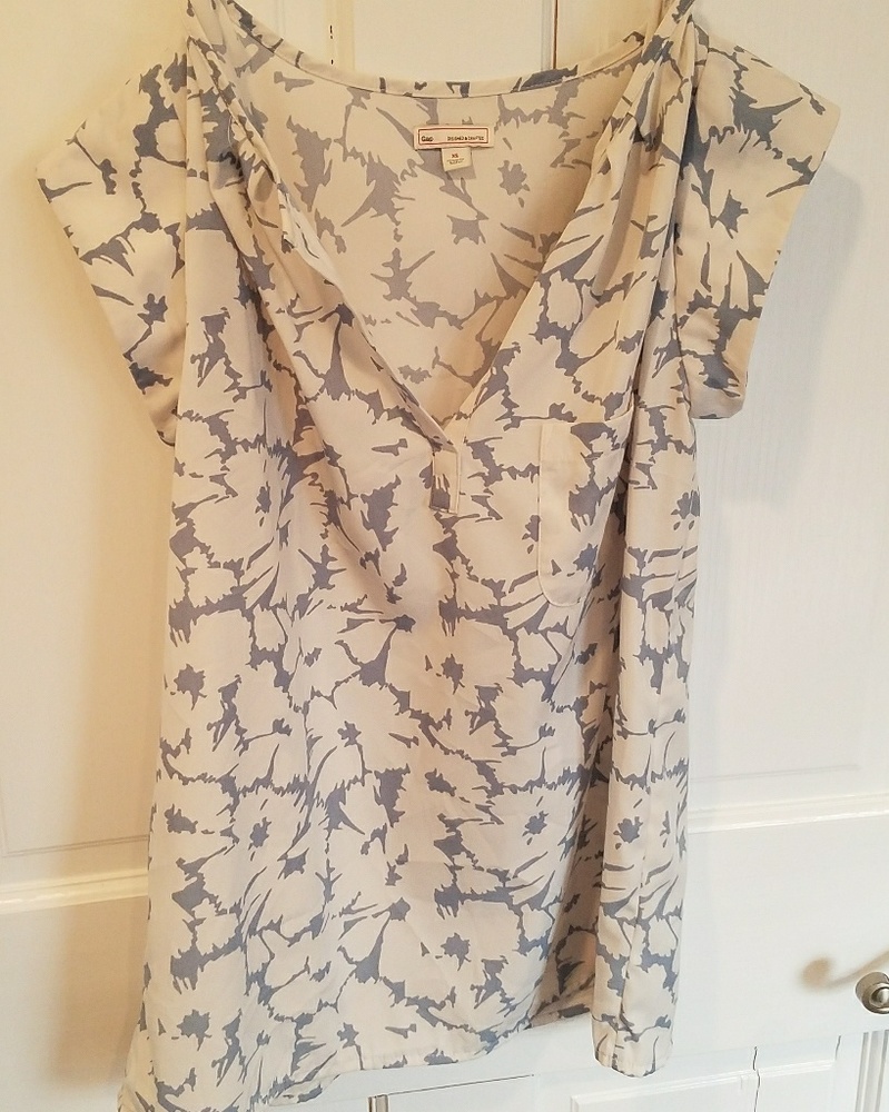 Gap. Grey floral XS top. Flowy. W0000035
